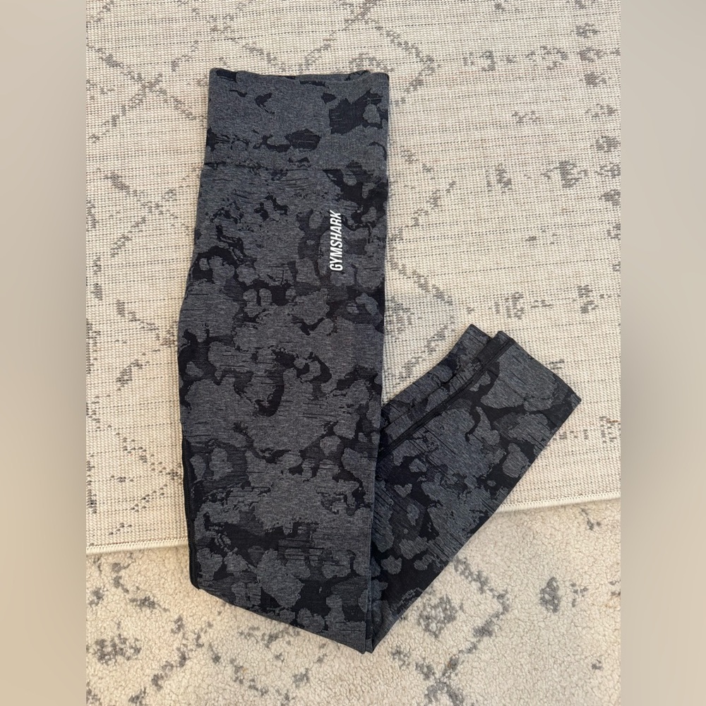 Gym shark leggings